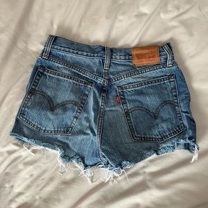 Levi’s high waisted shorts 26